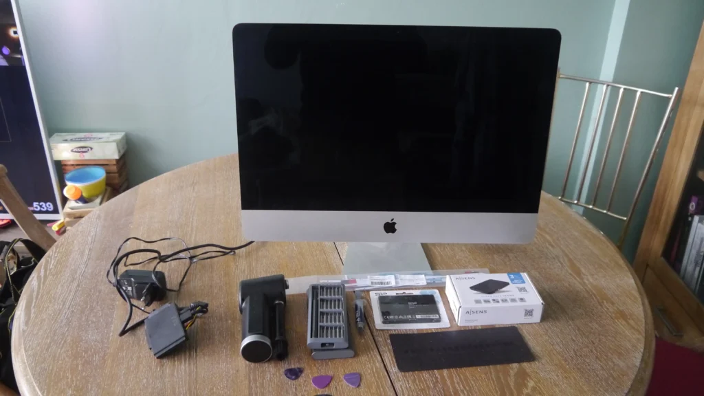 Un mac prêt à être opéré et les outils dont on a besoin pour l'opération.