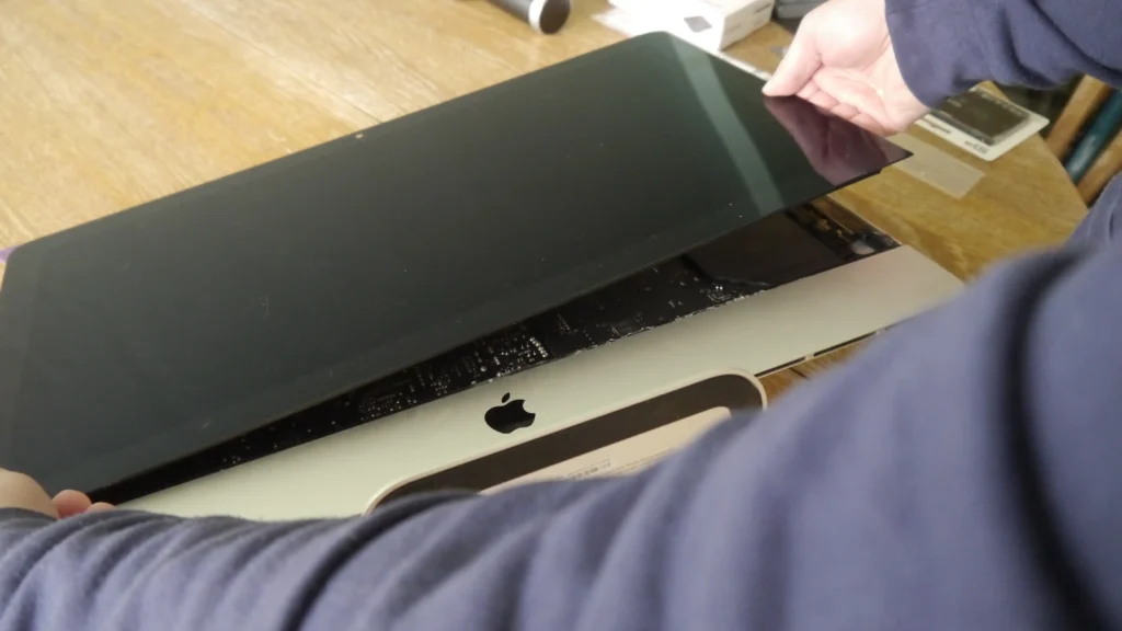 Décollage de l'écran de l'iMac.