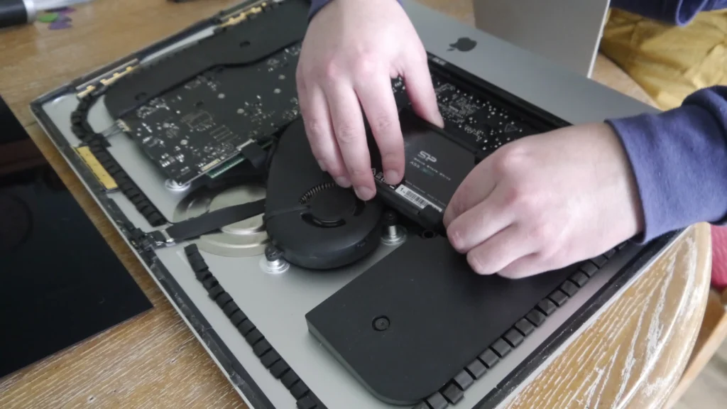 Remplacement du disque originel de l'iMac par un SSD.