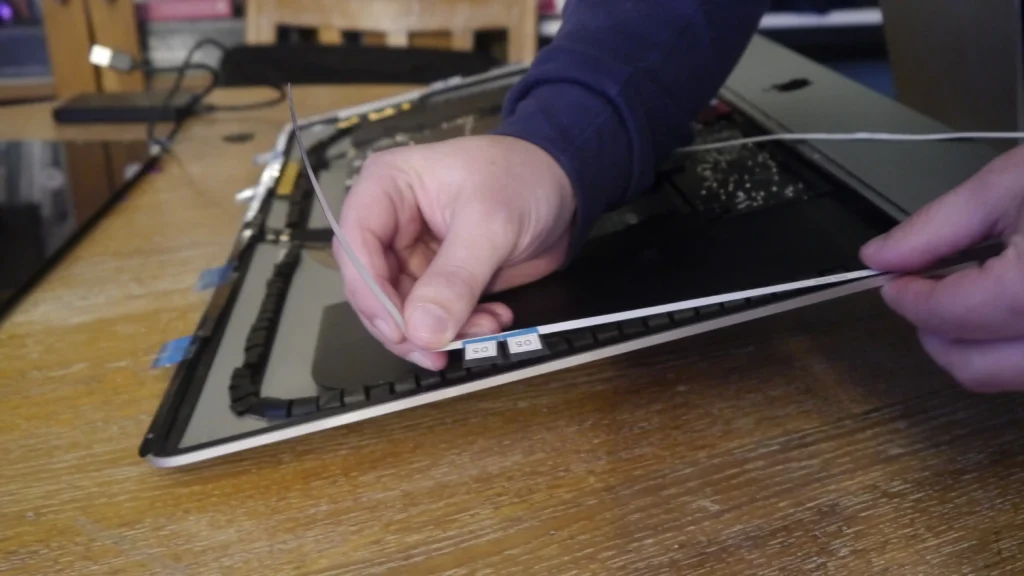 Pose de nouveaux adhésifs pour l'écran de l'iMac.