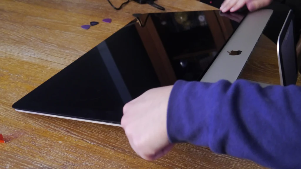 Repose de l'écran de l'iMac avec précision.