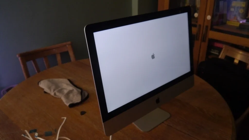 iMac de nouveau allumé et fonctionnel.