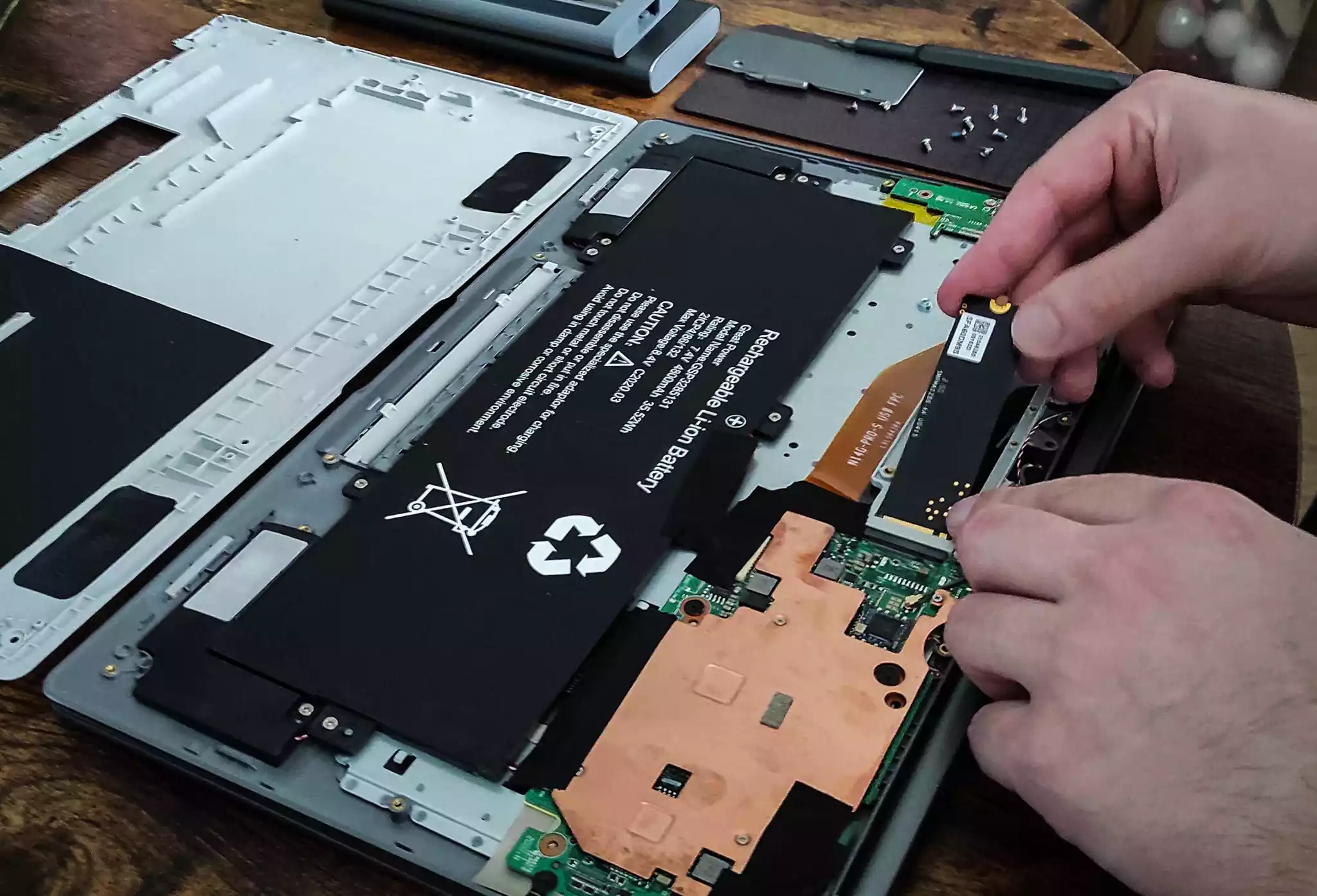 Remplacement du disque de stockage SSD d'un ordinateur portable.