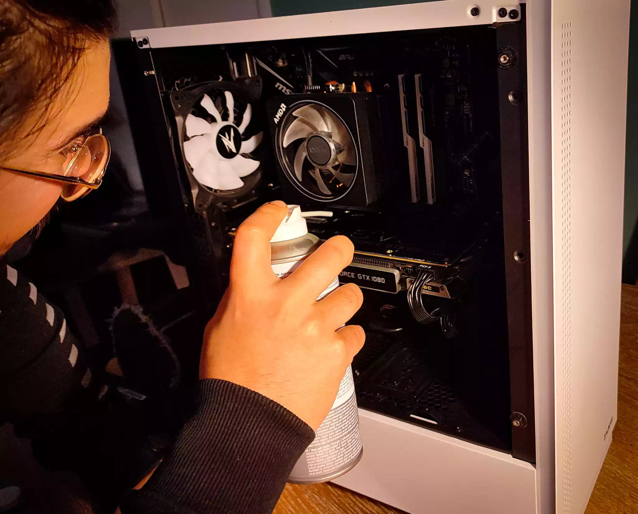 Nettoyage d'un ordinateur par air comprimé.